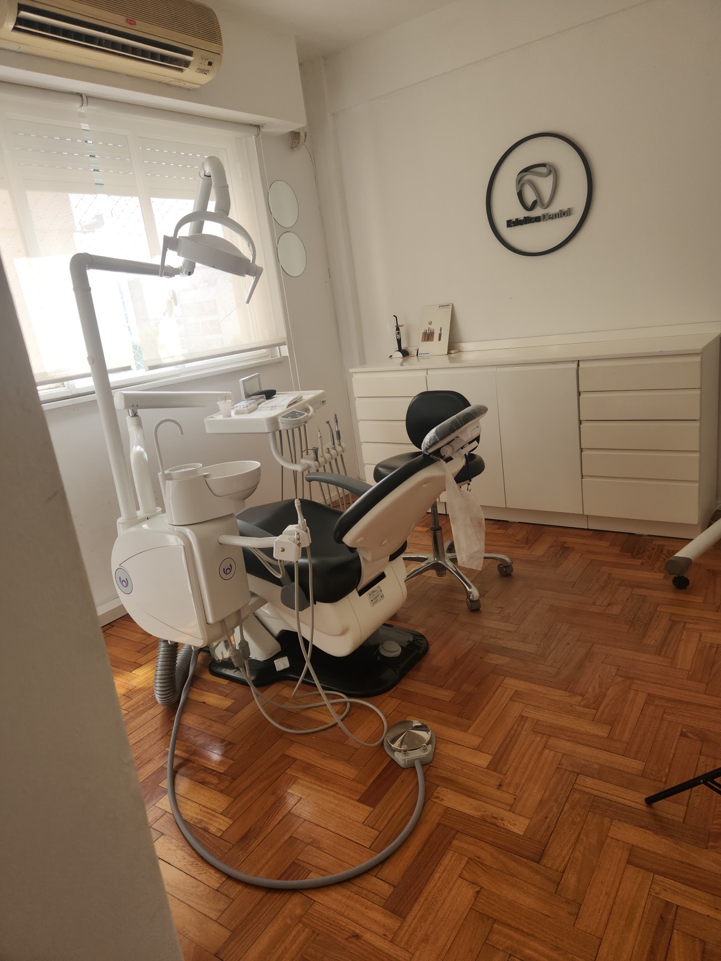 Consultorio odontológico con sillón ergonómico de alta precisión y amplio ventanal luminoso en Central Dent